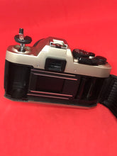 Charger l&#39;image dans la galerie, Nikon FM10 Outfit with Nikkor 35-70mm f/3.5-4.8 Zoom Lens