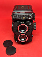 Laden Sie das Bild in den Galerie-Viewer, Yashica Mat 124G Medium Format TLR Camera