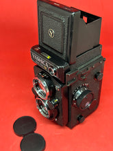 Laden Sie das Bild in den Galerie-Viewer, Yashica Mat 124G Medium Format TLR Camera