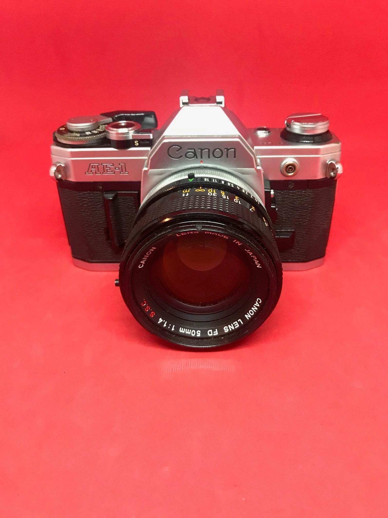 キャノン Canon AE-1 ×Canon lens fo 50㎜ 1:1.4 Canon AE-1 with 50mm f/1.4 Lens – Lincoln Camera Shop Online, LLC